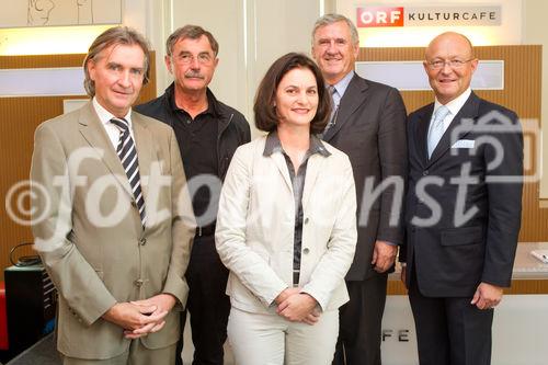 (c) fotodienst / Anna Rauchenberger - Wien, am 09.09.2010 - Kindliche Atemwegsinfektionen gehören zu den häufigsten Erkrankungen im Kindesalter. Es gilt in der Öffentlichkeit weithin die irrtümliche Meinung, Antibiotika würde hier rasche, nachhaltige Linderung verschaffen. Nun soll der korrekte Platz der Antibiotika definiert und die Möglichkeit ausgelotet werden, inwiefern spezielle Phytopharmaka in der Lage sind, ggf. therapeutische Rahmenbedingungen zu schaffen, die Superinfektionen und damit Antibiotikaverordnungen senken könnten. FOTO v.l.:  Prim. Univ.-Prof.Dr. med. Karl Zwiauer, Vorst. d. Abtlg. f. Kinder & Jugendheilkunde, Landesklinikum St Pölten, Univ.-Prof. Dr. pharm. Eckhard Beubler, Vorst. d. Inst. f. Experimentelle & Klinische Pharmakologie, Med. Univ. Graz, Prim.a Univ-Doz.in Dr.in med. Petra Apfalter, Nationales Referenzzentrum für nosokomiale Infektionen und Antibiotikaresistenz, Univ.-Prof. Dr. med. Peter J. Guggenbichler, Kössen, Kinderarzt und Prof. emer. Univ. Erlangen, Prof. Dr. pharm. Michael A. Popp, CEO Bionorica GmbH, Lektor Med. Univ. Innsbruck.