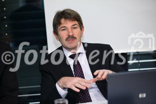 (c) fotodienst / Johannes Brunnbauer | Die Sparkassen Immobilien AG - Ergebnisse der ersten drei Quartale 2010  in der Erste Bank Lounge in Wien statt am 25.11.2010. Im Bild.:  Der Vorstand Ernst Vejdovszky 