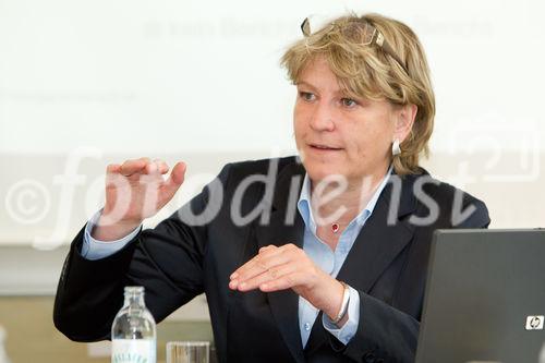 (C)fotodienst/Anna Rauchenberger Wien, 05.04.2011 –  PwC präsentierte heute die aktuelle Transparenz-Analyse bei börsennotierten Unternehmen in der DACH-Region. Nachhaltigkeit ist in Österreich noch nicht im Kern angekommen, zukunftsfähige Wahrnehmung der heimischen Unternehmen ist bei Investoren und Ratingagenturen fraglich. FOTO: Mag Karin Gastinger, MAS, Leiterin des Bereichs Sustainable Business Solutions bei PwC Österreich