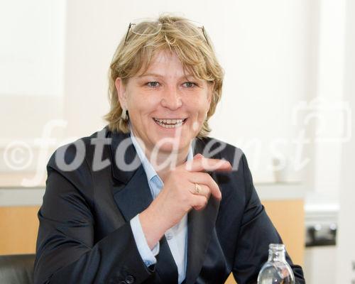 (C)fotodienst/Anna Rauchenberger Wien, 05.04.2011 –  PwC präsentierte heute die aktuelle Transparenz-Analyse bei börsennotierten Unternehmen in der DACH-Region. Nachhaltigkeit ist in Österreich noch nicht im Kern angekommen, zukunftsfähige Wahrnehmung der heimischen Unternehmen ist bei Investoren und Ratingagenturen fraglich. FOTO: Mag Karin Gastinger, MAS, Leiterin des Bereichs Sustainable Business Solutions bei PwC Österreich