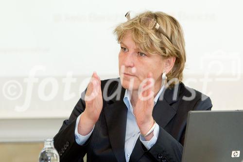 (C)fotodienst/Anna Rauchenberger Wien, 05.04.2011 –  PwC präsentierte heute die aktuelle Transparenz-Analyse bei börsennotierten Unternehmen in der DACH-Region. Nachhaltigkeit ist in Österreich noch nicht im Kern angekommen, zukunftsfähige Wahrnehmung der heimischen Unternehmen ist bei Investoren und Ratingagenturen fraglich. FOTO: Mag Karin Gastinger, MAS, Leiterin des Bereichs Sustainable Business Solutions bei PwC Österreich