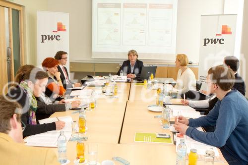 (C)fotodienst/Anna Rauchenberger Wien, 05.04.2011 –  PwC präsentierte heute die aktuelle Transparenz-Analyse bei börsennotierten Unternehmen in der DACH-Region. Nachhaltigkeit ist in Österreich noch nicht im Kern angekommen, zukunftsfähige Wahrnehmung der heimischen Unternehmen ist bei Investoren und Ratingagenturen fraglich. FOTO: Mag Karin Gastinger, MAS, Leiterin des Bereichs Sustainable Business Solutions bei PwC Österreich