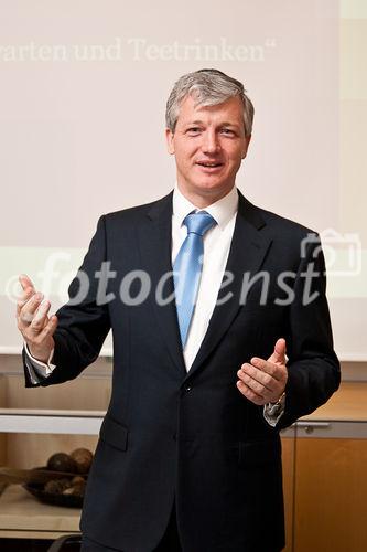 (C) fotodienst / Johannes Hloch; Wien, 13.01.2011;
Nach wie vor sind die Folgen der Krise präsent. Wie es um die Liquidität der heimischen Unternehmen im dritten Quartal 2010 im Vergleich zum 'krisengeschüttelten' Vorjahr stand, analysiert der quartalsweise erscheinende Liquiditätsreport von PwC Österreich. Die Ergebnisse dieser Studie sind im aktuellen Bericht zusammengefasst, welcher alle ATX-Unternehmen und Prime Market-Unternehmen der Wiener Börse (mit Ausnahme von Banken und Versicherungen) beinhaltet. PwC Österreich stellt diese im Rahmen eines Presse-Frühstücks vor.
am Bild: Helmut Kern, Head of Consulting, PwC Österreich