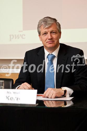 (C) fotodienst / Johannes Hloch; Wien, 13.01.2011;
Nach wie vor sind die Folgen der Krise präsent. Wie es um die Liquidität der heimischen Unternehmen im dritten Quartal 2010 im Vergleich zum 'krisengeschüttelten' Vorjahr stand, analysiert der quartalsweise erscheinende Liquiditätsreport von PwC Österreich. Die Ergebnisse dieser Studie sind im aktuellen Bericht zusammengefasst, welcher alle ATX-Unternehmen und Prime Market-Unternehmen der Wiener Börse (mit Ausnahme von Banken und Versicherungen) beinhaltet. PwC Österreich stellt diese im Rahmen eines Presse-Frühstücks vor.
am Bild: Helmut Kern, Head of Consulting, PwC Österreich