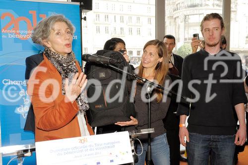 fotodienst/ Christian Kemp;Paris - Im Rahmen des European Year of Volunteering (EYV) macht die EYV-Tour 2011 ab 14. April Station in Paris. Bild: Anne HOUTMAN with the journalist Alona Kakoyis and Mathieu Bosquet

