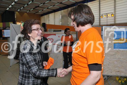 (C)fotodienst/Nataly Thieu: Im Rahmen des European Year of Volunteering (EYV) macht die EYV-Tour 2011 vom 4. bis zum 6. April 2011 Station in Nicosa, Zypern. Im Bild: l: First Lady of the Republic of Cyprus Mrs. Elsi Christofia 