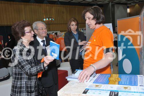 (C)fotodienst/Nataly Thieu: Im Rahmen des European Year of Volunteering (EYV) macht die EYV-Tour 2011 vom 4. bis zum 6. April 2011 Station in Nicosa, Zypern. Im Bild: First Lady of the Republic of Cyprus Mrs. Elsi Christofia und President Pancyprian Volunteerism Coordinative Council,Mr Stavros Olymbios 