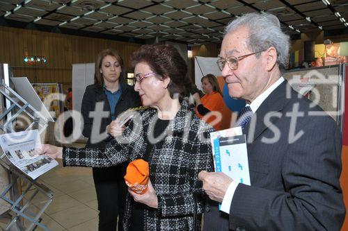 (C)fotodienst/Nataly Thieu: Im Rahmen des European Year of Volunteering (EYV) macht die EYV-Tour 2011 vom 4. bis zum 6. April 2011 Station in Nicosa, Zypern. Im Bild: First Lady of the Republic of Cyprus Mrs. Elsi Christofia und President Pancyprian Volunteerism Coordinative Council,Mr Stavros Olymbios 