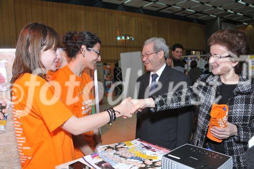 (C)fotodienst/Nataly Thieu: Im Rahmen des European Year of Volunteering (EYV) macht die EYV-Tour 2011 vom 4. bis zum 6. April 2011 Station in Nicosa, Zypern. Im Bild: President Pancyprian Volunteerism Coordinative Council, Mr Stavros Olymbios  und First Lady of the Republic of Cyprus Mrs. Elsi Christofia 