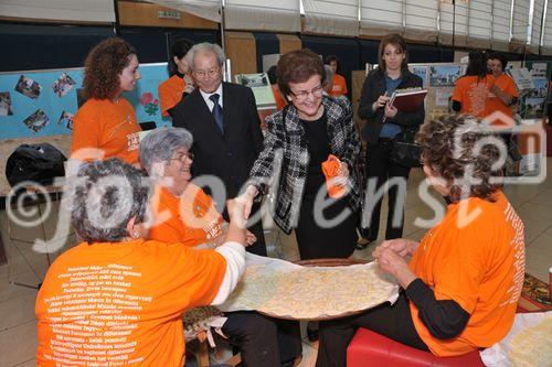 (C)fotodienst/Nataly Thieu: Im Rahmen des European Year of Volunteering (EYV) macht die EYV-Tour 2011 vom 4. bis zum 6. April 2011 Station in Nicosa, Zypern. Im Bild: First Lady of the Republic of Cyprus Mrs. Elsi Christofia und President Pancyprian Volunteerism Coordinative Council,Mr Stavros Olymbios 