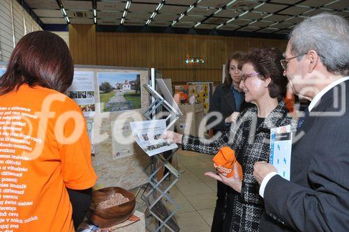 (C)fotodienst/Nataly Thieu: Im Rahmen des European Year of Volunteering (EYV) macht die EYV-Tour 2011 vom 4. bis zum 6. April 2011 Station in Nicosa, Zypern. Im Bild: First Lady of the Republic of Cyprus Mrs. Elsi Christofia und President Pancyprian Volunteerism Coordinative Council,Mr Stavros Olymbios 