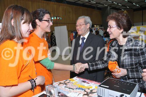 (C)fotodienst/Nataly Thieu: Im Rahmen des European Year of Volunteering (EYV) macht die EYV-Tour 2011 vom 4. bis zum 6. April 2011 Station in Nicosa, Zypern. Im Bild: President Pancyprian Volunteerism Coordinative Council, Mr Stavros Olymbios  und First Lady of the Republic of Cyprus Mrs. Elsi Christofia 