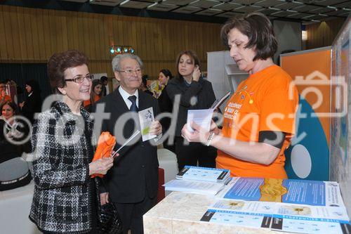 (C)fotodienst/Nataly Thieu: Im Rahmen des European Year of Volunteering (EYV) macht die EYV-Tour 2011 vom 4. bis zum 6. April 2011 Station in Nicosa, Zypern. Im Bild: First Lady of the Republic of Cyprus Mrs. Elsi Christofia und President Pancyprian Volunteerism Coordinative Council,Mr Stavros Olymbios 