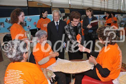 (C)fotodienst/Nataly Thieu: Im Rahmen des European Year of Volunteering (EYV) macht die EYV-Tour 2011 vom 4. bis zum 6. April 2011 Station in Nicosa, Zypern. Im Bild: First Lady of the Republic of Cyprus Mrs. Elsi Christofia und President Pancyprian Volunteerism Coordinative Council,Mr Stavros Olymbios 