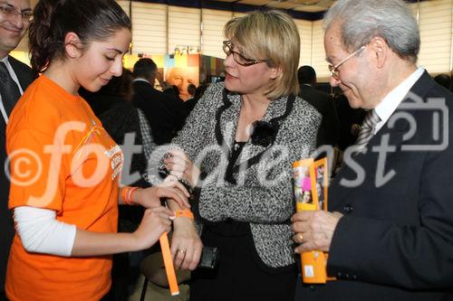 (C)fotodienst/Katia Christodoulou; Bild: Minister of Labour and Social Insurance, Mrs Sotiroula Charalambous Im Rahmen des European Year of Volunteering (EYV) macht die EYV-Tour 2011 vom 4. bis zum 6. April 2011 Station in Nicosa, Zypern. Heute kommt auch der President der Republik, Mr Demetris Christofias um allen Volunteeren zu ihrer Arbeit zu gratulieren.