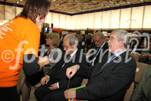 (C)fotodienst/Katia Christodoulou; Im Rahmen des European Year of Volunteering (EYV) macht die EYV-Tour 2011 vom 4. bis zum 6. April 2011 Station in Nicosa, Zypern. Heute kommt auch der President der Republik, Mr Demetris Christofias um allen Volunteeren zu ihrer Arbeit zu gratulieren.