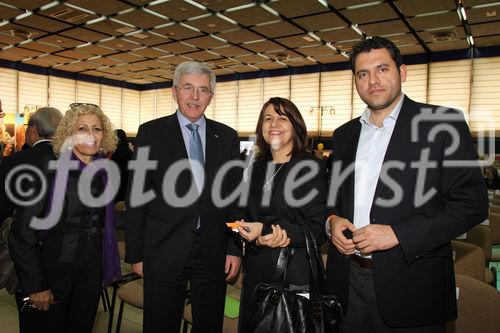 (C)fotodienst/Katia Christodoulou; Im Rahmen des European Year of Volunteering (EYV) macht die EYV-Tour 2011 vom 4. bis zum 6. April 2011 Station in Nicosa, Zypern. Heute kommt auch der President der Republik, Mr Demetris Christofias um allen Volunteeren zu ihrer Arbeit zu gratulieren.