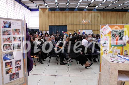 (C)fotodienst/Katia Christodoulou; Im Rahmen des European Year of Volunteering (EYV) macht die EYV-Tour 2011 vom 4. bis zum 6. April 2011 Station in Nicosa, Zypern. Heute kommt auch der President der Republik, Mr Demetris Christofias um allen Volunteeren zu ihrer Arbeit zu gratulieren.