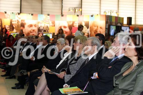 (C)fotodienst/Katia Christodoulou; Im Rahmen des European Year of Volunteering (EYV) macht die EYV-Tour 2011 vom 4. bis zum 6. April 2011 Station in Nicosa, Zypern. Heute kommt auch der President der Republik, Mr Demetris Christofias um allen Volunteeren zu ihrer Arbeit zu gratulieren.