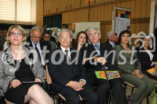 (C)fotodienst/Katia Christodoulou; Im Rahmen des European Year of Volunteering (EYV) macht die EYV-Tour 2011 vom 4. bis zum 6. April 2011 Station in Nicosa, Zypern. Heute kommt auch der President der Republik, Mr Demetris Christofias um allen Volunteeren zu ihrer Arbeit zu gratulieren.