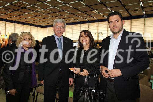 (C)fotodienst/Katia Christodoulou; Im Rahmen des European Year of Volunteering (EYV) macht die EYV-Tour 2011 vom 4. bis zum 6. April 2011 Station in Nicosa, Zypern. Heute kommt auch der President der Republik, Mr Demetris Christofias um allen Volunteeren zu ihrer Arbeit zu gratulieren.