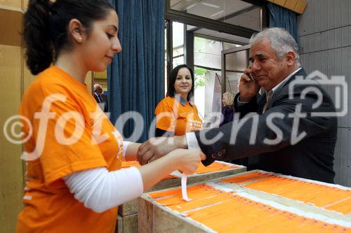 (C)fotodienst/Katia Christodoulou; Im Rahmen des European Year of Volunteering (EYV) macht die EYV-Tour 2011 vom 4. bis zum 6. April 2011 Station in Nicosa, Zypern. Heute kommt auch der President der Republik, Mr Demetris Christofias um allen Volunteeren zu ihrer Arbeit zu gratulieren.