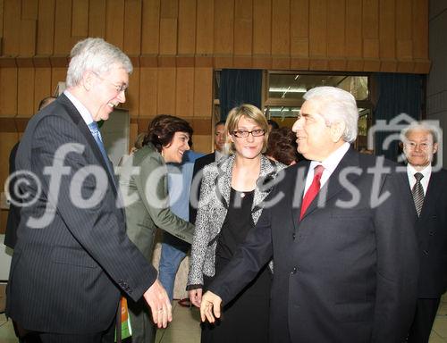 (C)fotodienst/Katia Christodoulou; Bild  rechts: President of the Republic, Mr Demetris ChristofiasIm Rahmen des European Year of Volunteering (EYV) macht die EYV-Tour 2011 vom 4. bis zum 6. April 2011 Station in Nicosa, Zypern. Heute kommt auch der President der Republik, Mr Demetris Christofias um allen Volunteeren zu ihrer Arbeit zu gratulieren.