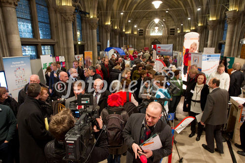 (c) fotodienst / Anna Rauchenberger - Wien, am 25.01.2011 - Die Europäische Kommission startete die Informationskampagne für das Europäische Jahr der Freiwilligentätigkeit 2011 mit dem Slogan 'Freiwillig etwas bewegen!'. Indem sie das Europäische Jahr 2011 der Freiwilligentätigkeit (EYV) widmet, erkennt die Europäische Kommission die Bedeutung der Freiwilligentätigkeit für die Schaffung einer demokratischeren, solidarischeren und verantwortungsbewussteren Gesellschaft an. Die Eröffnung fand im Wiener Rathaus statt, wo sich zahlreiche Freiwilligenorganisationen präsentierten.