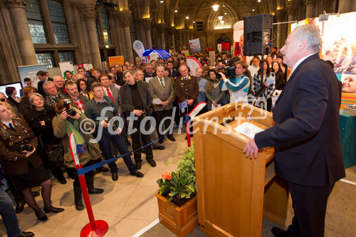 (c) fotodienst / Anna Rauchenberger - Wien, am 25.01.2011 - Die Europäische Kommission startete die Informationskampagne für das Europäische Jahr der Freiwilligentätigkeit 2011 mit dem Slogan 'Freiwillig etwas bewegen!'. Indem sie das Europäische Jahr 2011 der Freiwilligentätigkeit (EYV) widmet, erkennt die Europäische Kommission die Bedeutung der Freiwilligentätigkeit für die Schaffung einer demokratischeren, solidarischeren und verantwortungsbewussteren Gesellschaft an. Die Eröffnung fand im Wiener Rathaus statt, wo sich zahlreiche Freiwilligenorganisationen präsentierten. FOTO: Bundesminister Rudolf Hundstorfer, BM für Soziales