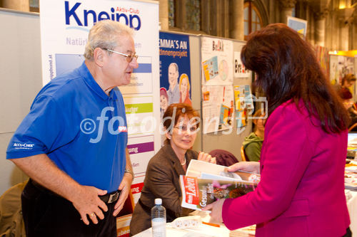 (c) fotodienst / Anna Rauchenberger - Wien, am 25.01.2011 - Die Europäische Kommission startete die Informationskampagne für das Europäische Jahr der Freiwilligentätigkeit 2011 mit dem Slogan 'Freiwillig etwas bewegen!'. Indem sie das Europäische Jahr 2011 der Freiwilligentätigkeit (EYV) widmet, erkennt die Europäische Kommission die Bedeutung der Freiwilligentätigkeit für die Schaffung einer demokratischeren, solidarischeren und verantwortungsbewussteren Gesellschaft an. Die Eröffnung fand im Wiener Rathaus statt, wo sich zahlreiche Freiwilligenorganisationen präsentierten.