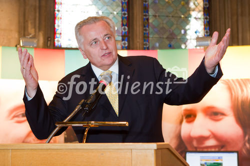 (c) fotodienst / Anna Rauchenberger - Wien, am 25.01.2011 - Die Europäische Kommission startete die Informationskampagne für das Europäische Jahr der Freiwilligentätigkeit 2011 mit dem Slogan 'Freiwillig etwas bewegen!'. Indem sie das Europäische Jahr 2011 der Freiwilligentätigkeit (EYV) widmet, erkennt die Europäische Kommission die Bedeutung der Freiwilligentätigkeit für die Schaffung einer demokratischeren, solidarischeren und verantwortungsbewussteren Gesellschaft an. Die Eröffnung fand im Wiener Rathaus statt, wo sich zahlreiche Freiwilligenorganisationen präsentierten. FOTO: Bundesminister Rudolf Hundstorfer, BM für Soziales