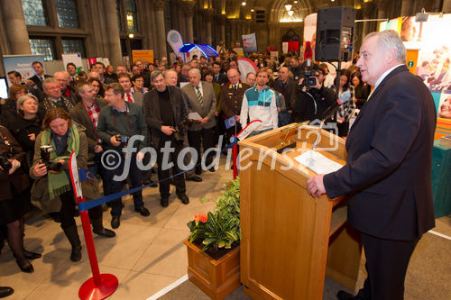 (c) fotodienst / Anna Rauchenberger - Wien, am 25.01.2011 - Die Europäische Kommission startete die Informationskampagne für das Europäische Jahr der Freiwilligentätigkeit 2011 mit dem Slogan 'Freiwillig etwas bewegen!'. Indem sie das Europäische Jahr 2011 der Freiwilligentätigkeit (EYV) widmet, erkennt die Europäische Kommission die Bedeutung der Freiwilligentätigkeit für die Schaffung einer demokratischeren, solidarischeren und verantwortungsbewussteren Gesellschaft an. Die Eröffnung fand im Wiener Rathaus statt, wo sich zahlreiche Freiwilligenorganisationen präsentierten. FOTO: Bundesminister Rudolf Hundstorfer, BM für Soziales