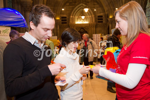 (c) fotodienst / Anna Rauchenberger - Wien, am 25.01.2011 - Die Europäische Kommission startete die Informationskampagne für das Europäische Jahr der Freiwilligentätigkeit 2011 mit dem Slogan 'Freiwillig etwas bewegen!'. Indem sie das Europäische Jahr 2011 der Freiwilligentätigkeit (EYV) widmet, erkennt die Europäische Kommission die Bedeutung der Freiwilligentätigkeit für die Schaffung einer demokratischeren, solidarischeren und verantwortungsbewussteren Gesellschaft an. Die Eröffnung fand im Wiener Rathaus statt, wo sich zahlreiche Freiwilligenorganisationen präsentierten.