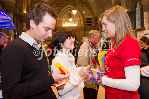 (c) fotodienst / Anna Rauchenberger - Wien, am 25.01.2011 - Die Europäische Kommission startete die Informationskampagne für das Europäische Jahr der Freiwilligentätigkeit 2011 mit dem Slogan 'Freiwillig etwas bewegen!'. Indem sie das Europäische Jahr 2011 der Freiwilligentätigkeit (EYV) widmet, erkennt die Europäische Kommission die Bedeutung der Freiwilligentätigkeit für die Schaffung einer demokratischeren, solidarischeren und verantwortungsbewussteren Gesellschaft an. Die Eröffnung fand im Wiener Rathaus statt, wo sich zahlreiche Freiwilligenorganisationen präsentierten.