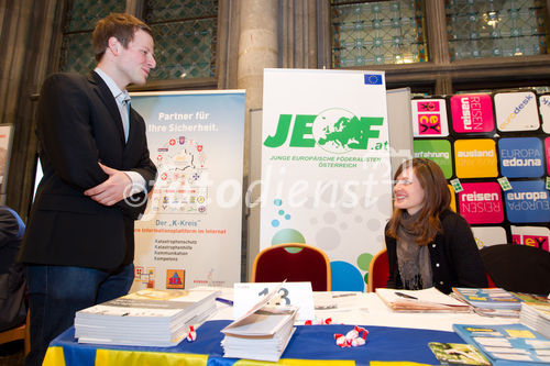 (c) fotodienst / Anna Rauchenberger - Wien, am 25.01.2011 - Die Europäische Kommission startete die Informationskampagne für das Europäische Jahr der Freiwilligentätigkeit 2011 mit dem Slogan 'Freiwillig etwas bewegen!'. Indem sie das Europäische Jahr 2011 der Freiwilligentätigkeit (EYV) widmet, erkennt die Europäische Kommission die Bedeutung der Freiwilligentätigkeit für die Schaffung einer demokratischeren, solidarischeren und verantwortungsbewussteren Gesellschaft an. Die Eröffnung fand im Wiener Rathaus statt, wo sich zahlreiche Freiwilligenorganisationen präsentierten.