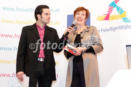 (c) fotodienst / Anna Rauchenberger - Wien, am 25.01.2011 - Die Europäische Kommission startete die Informationskampagne für das Europäische Jahr der Freiwilligentätigkeit 2011 mit dem Slogan 'Freiwillig etwas bewegen!'. Indem sie das Europäische Jahr 2011 der Freiwilligentätigkeit (EYV) widmet, erkennt die Europäische Kommission die Bedeutung der Freiwilligentätigkeit für die Schaffung einer demokratischeren, solidarischeren und verantwortungsbewussteren Gesellschaft an. Die Eröffnung fand im Wiener Rathaus statt, wo sich zahlreiche Freiwilligenorganisationen präsentierten. FOTO v.l.: Moderator, SCin Mag.a Edeltraud Glettler,Europäische, Internationale und Sozialpolitische Grundsatzfragen