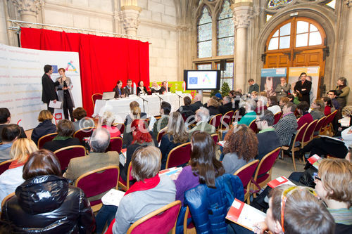 (c) fotodienst / Anna Rauchenberger - Wien, am 25.01.2011 - Die Europäische Kommission startete die Informationskampagne für das Europäische Jahr der Freiwilligentätigkeit 2011 mit dem Slogan 'Freiwillig etwas bewegen!'. Indem sie das Europäische Jahr 2011 der Freiwilligentätigkeit (EYV) widmet, erkennt die Europäische Kommission die Bedeutung der Freiwilligentätigkeit für die Schaffung einer demokratischeren, solidarischeren und verantwortungsbewussteren Gesellschaft an. Die Eröffnung fand im Wiener Rathaus statt, wo sich zahlreiche Freiwilligenorganisationen präsentierten. FOTO v.l.: Moderator, SCin Mag.a Edeltraud Glettler,Europäische, Internationale und Sozialpolitische Grundsatzfragen, Mag.a Eva More-Hollerweger,Institut fu?r interdisziplinäre Non-Profit-Forschung an der WU-Wien, Ao.Univ.Prof. Mag. Dr. Arno Heimgartner,Institut fu?r Sozialpädagogik, Universität Graz, Dr.in Erika Winkler, Nationale Koordinatorin zum EJF 2011, Mag.a Nicole Sonnleitner,Unabhängiges Landes Freiwilligenzentrum, Christiana Weidel,World of NGOs und Freiwillige