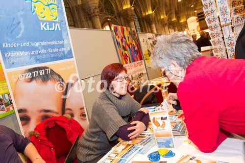 (c) fotodienst / Anna Rauchenberger - Wien, am 25.01.2011 - Die Europäische Kommission startete die Informationskampagne für das Europäische Jahr der Freiwilligentätigkeit 2011 mit dem Slogan 'Freiwillig etwas bewegen!'. Indem sie das Europäische Jahr 2011 der Freiwilligentätigkeit (EYV) widmet, erkennt die Europäische Kommission die Bedeutung der Freiwilligentätigkeit für die Schaffung einer demokratischeren, solidarischeren und verantwortungsbewussteren Gesellschaft an. Die Eröffnung fand im Wiener Rathaus statt, wo sich zahlreiche Freiwilligenorganisationen präsentierten.