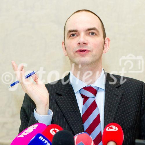 (C)fotodienst/Anna Rauchenberger Wien, 10.02.2011 - Im vergangenen Jahr 2010 hat nicht einmal die Hälfte der Österreicher (48%) eine Urlaubsreise von wenigstens fu?nf Tagen Dauer unternommen. Für das Jahr 2011 sind Zuwächse zu erwarten. In Österreich herrscht Aufbruchstimmung und das Jahr 2011 könnte fu?r die Tourismusbranche zu einem großen Erfolg werden. Fast die Hälfte der Österreicher plant für 2011 fest, in den Urlaub zu fahren. FOTO:  FH-Prof. Dr. Ulrich REINHARDT, ist Professor am Zentrum für
Zukunftsstudien der FH-Salzburg und wissenschaftlicher Leiter der Hamburger Stiftung für
Zukunftsfragen ? einer Initiative von British American Tobacco (BAT).