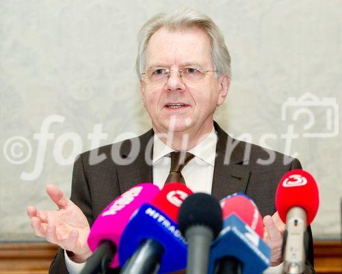 (C)fotodienst/Anna Rauchenberger Wien, 10.02.2011 - Im vergangenen Jahr 2010 hat nicht einmal die Hälfte der Österreicher (48%) eine Urlaubsreise von wenigstens fu?nf Tagen Dauer unternommen. Für das Jahr 2011 sind Zuwächse zu erwarten. In Österreich herrscht Aufbruchstimmung und das Jahr 2011 könnte fu?r die Tourismusbranche zu einem großen Erfolg werden. Fast die Hälfte der Österreicher plant für 2011 fest, in den Urlaub zu fahren. FOTO: Univ.-Prof. & FH-Prof. Dr. Reinhold POPP, ist wissenschaftlicher Leiter des Zentrums für Zukunftsstudien, Professor für sozialwissenschaftliche Zukunfts- und
Innovationsforschung und Koordinator eines zukunftsbezogenen DoktorandInnen-Netzwerks