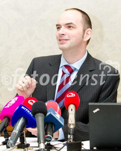 (C)fotodienst/Anna Rauchenberger Wien, 10.02.2011 - Im vergangenen Jahr 2010 hat nicht einmal die Hälfte der Österreicher (48%) eine Urlaubsreise von wenigstens fu?nf Tagen Dauer unternommen. Für das Jahr 2011 sind Zuwächse zu erwarten. In Österreich herrscht Aufbruchstimmung und das Jahr 2011 könnte fu?r die Tourismusbranche zu einem großen Erfolg werden. Fast die Hälfte der Österreicher plant für 2011 fest, in den Urlaub zu fahren. FOTO:  FH-Prof. Dr. Ulrich REINHARDT, ist Professor am Zentrum für
Zukunftsstudien der FH-Salzburg und wissenschaftlicher Leiter der Hamburger Stiftung für
Zukunftsfragen ? einer Initiative von British American Tobacco (BAT).