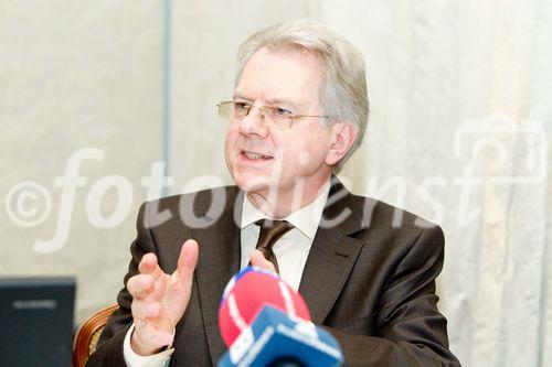 (C)fotodienst/Anna Rauchenberger Wien, 10.02.2011 - Im vergangenen Jahr 2010 hat nicht einmal die Hälfte der Österreicher (48%) eine Urlaubsreise von wenigstens fu?nf Tagen Dauer unternommen. Für das Jahr 2011 sind Zuwächse zu erwarten. In Österreich herrscht Aufbruchstimmung und das Jahr 2011 könnte fu?r die Tourismusbranche zu einem großen Erfolg werden. Fast die Hälfte der Österreicher plant für 2011 fest, in den Urlaub zu fahren. FOTO: Univ.-Prof. & FH-Prof. Dr. Reinhold POPP, ist wissenschaftlicher Leiter des Zentrums für Zukunftsstudien, Professor für sozialwissenschaftliche Zukunfts- und
Innovationsforschung und Koordinator eines zukunftsbezogenen DoktorandInnen-Netzwerks