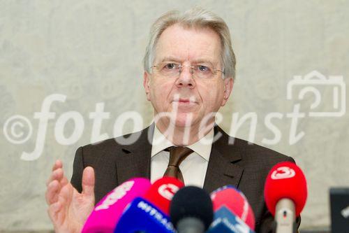 (C)fotodienst/Anna Rauchenberger Wien, 10.02.2011 - Im vergangenen Jahr 2010 hat nicht einmal die Hälfte der Österreicher (48%) eine Urlaubsreise von wenigstens fu?nf Tagen Dauer unternommen. Für das Jahr 2011 sind Zuwächse zu erwarten. In Österreich herrscht Aufbruchstimmung und das Jahr 2011 könnte fu?r die Tourismusbranche zu einem großen Erfolg werden. Fast die Hälfte der Österreicher plant für 2011 fest, in den Urlaub zu fahren. FOTO: Univ.-Prof. & FH-Prof. Dr. Reinhold POPP, ist wissenschaftlicher Leiter des Zentrums für Zukunftsstudien, Professor für sozialwissenschaftliche Zukunfts- undInnovationsforschung und Koordinator eines zukunftsbezogenen DoktorandInnen-Netzwerks