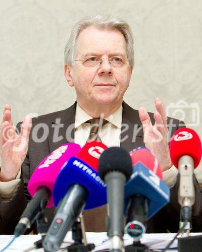 (C)fotodienst/Anna Rauchenberger Wien, 10.02.2011 - Im vergangenen Jahr 2010 hat nicht einmal die Hälfte der Österreicher (48%) eine Urlaubsreise von wenigstens fu?nf Tagen Dauer unternommen. Für das Jahr 2011 sind Zuwächse zu erwarten. In Österreich herrscht Aufbruchstimmung und das Jahr 2011 könnte fu?r die Tourismusbranche zu einem großen Erfolg werden. Fast die Hälfte der Österreicher plant für 2011 fest, in den Urlaub zu fahren. FOTO: Univ.-Prof. & FH-Prof. Dr. Reinhold POPP, ist wissenschaftlicher Leiter des Zentrums für Zukunftsstudien, Professor für sozialwissenschaftliche Zukunfts- undInnovationsforschung und Koordinator eines zukunftsbezogenen DoktorandInnen-Netzwerks