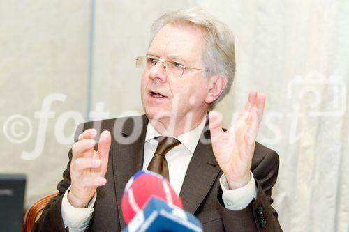 (C)fotodienst/Anna Rauchenberger Wien, 10.02.2011 - Im vergangenen Jahr 2010 hat nicht einmal die Hälfte der Österreicher (48%) eine Urlaubsreise von wenigstens fu?nf Tagen Dauer unternommen. Für das Jahr 2011 sind Zuwächse zu erwarten. In Österreich herrscht Aufbruchstimmung und das Jahr 2011 könnte fu?r die Tourismusbranche zu einem großen Erfolg werden. Fast die Hälfte der Österreicher plant für 2011 fest, in den Urlaub zu fahren. FOTO: Univ.-Prof. & FH-Prof. Dr. Reinhold POPP, ist wissenschaftlicher Leiter des Zentrums für Zukunftsstudien, Professor für sozialwissenschaftliche Zukunfts- und
Innovationsforschung und Koordinator eines zukunftsbezogenen DoktorandInnen-Netzwerks