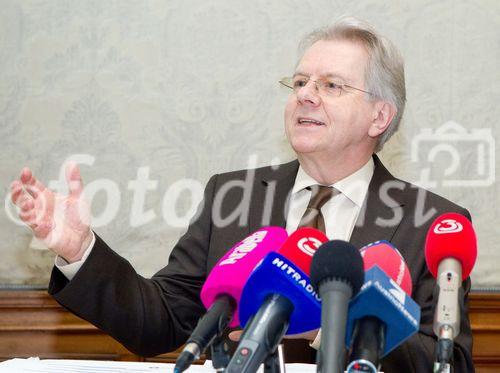 (C)fotodienst/Anna Rauchenberger Wien, 10.02.2011 - Im vergangenen Jahr 2010 hat nicht einmal die Hälfte der Österreicher (48%) eine Urlaubsreise von wenigstens fu?nf Tagen Dauer unternommen. Für das Jahr 2011 sind Zuwächse zu erwarten. In Österreich herrscht Aufbruchstimmung und das Jahr 2011 könnte fu?r die Tourismusbranche zu einem großen Erfolg werden. Fast die Hälfte der Österreicher plant für 2011 fest, in den Urlaub zu fahren. FOTO: Univ.-Prof. & FH-Prof. Dr. Reinhold POPP, ist wissenschaftlicher Leiter des Zentrums für Zukunftsstudien, Professor für sozialwissenschaftliche Zukunfts- und
Innovationsforschung und Koordinator eines zukunftsbezogenen DoktorandInnen-Netzwerks