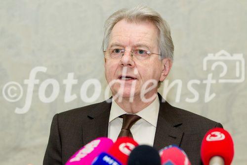 (C)fotodienst/Anna Rauchenberger Wien, 10.02.2011 - Im vergangenen Jahr 2010 hat nicht einmal die Hälfte der Österreicher (48%) eine Urlaubsreise von wenigstens fu?nf Tagen Dauer unternommen. Für das Jahr 2011 sind Zuwächse zu erwarten. In Österreich herrscht Aufbruchstimmung und das Jahr 2011 könnte fu?r die Tourismusbranche zu einem großen Erfolg werden. Fast die Hälfte der Österreicher plant für 2011 fest, in den Urlaub zu fahren. FOTO: Univ.-Prof. & FH-Prof. Dr. Reinhold POPP, ist wissenschaftlicher Leiter des Zentrums für Zukunftsstudien, Professor für sozialwissenschaftliche Zukunfts- undInnovationsforschung und Koordinator eines zukunftsbezogenen DoktorandInnen-Netzwerks