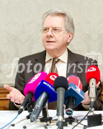 (C)fotodienst/Anna Rauchenberger Wien, 10.02.2011 - Im vergangenen Jahr 2010 hat nicht einmal die Hälfte der Österreicher (48%) eine Urlaubsreise von wenigstens fu?nf Tagen Dauer unternommen. Für das Jahr 2011 sind Zuwächse zu erwarten. In Österreich herrscht Aufbruchstimmung und das Jahr 2011 könnte fu?r die Tourismusbranche zu einem großen Erfolg werden. Fast die Hälfte der Österreicher plant für 2011 fest, in den Urlaub zu fahren. FOTO: Univ.-Prof. & FH-Prof. Dr. Reinhold POPP, ist wissenschaftlicher Leiter des Zentrums für Zukunftsstudien, Professor für sozialwissenschaftliche Zukunfts- undInnovationsforschung und Koordinator eines zukunftsbezogenen DoktorandInnen-Netzwerks