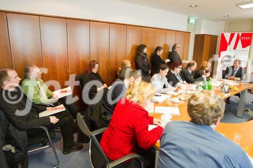 (C)fotodienst/Anna Rauchenberger Wien, 17.02.2011 - Österreichs Unternehmen setzen zunehmend auf soziale Medien. Laut einer aktuellen Studie gaben 48 Prozent der Betriebe an, soziale Medien zu nutzen. Vor einem Jahr waren es erst 39 Prozent. Facebook, Twitter und Xing sind dabei die beliebtesten Plattformen. Zwei Drittel der Nutzer sozialer Medien gaben an, zumindest wöchentlich Neuigkeiten zu posten, 18 Prozent tun dies sogar täglich. Allerdings setzt nur ein Viertel jener Unternehmen, die bereits in sozialen Medien aktiv sind, strategische Ziele bei der Nutzung dieser Plattformen. In zwei Drittel der Unternehmen fehlt auch eine Mitarbeiter-Richtlinie. Laga betonte die Bedeutung von Social Media-Guidelines und stellte das Programm des E-Day am 3. März 2011 vor, der heuer im Zeichen von sozialen Medien im Unternehmen steht.