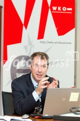(C)fotodienst/Anna Rauchenberger Wien, 17.02.2011 - Österreichs Unternehmen setzen zunehmend auf soziale Medien. Laut einer aktuellen Studie gaben 48 Prozent der Betriebe an, soziale Medien zu nutzen. Vor einem Jahr waren es erst 39 Prozent. Facebook, Twitter und Xing sind dabei die beliebtesten Plattformen. Zwei Drittel der Nutzer sozialer Medien gaben an, zumindest wöchentlich Neuigkeiten zu posten, 18 Prozent tun dies sogar täglich. Allerdings setzt nur ein Viertel jener Unternehmen, die bereits in sozialen Medien aktiv sind, strategische Ziele bei der Nutzung dieser Plattformen. In zwei Drittel der Unternehmen fehlt auch eine Mitarbeiter-Richtlinie. Laga betonte die Bedeutung von Social Media-Guidelines und stellte das Programm des E-Day am 3. März 2011 vor, der heuer im Zeichen von sozialen Medien im Unternehmen steht. FOTO: Gerhard Laga, Leiter des WKÖ E-Centers während der Studienpräsentation